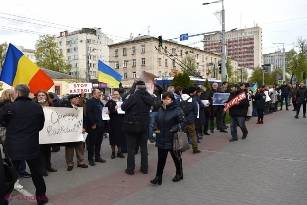 GALERIE FOTO // Scriitorii din R. Moldova, protest în fața Ambasadei Federației Ruse: „Putin=Hitler”, „Opriți războiul!”, „Putin ucide copii”, „Putin, denazifică-te singur”