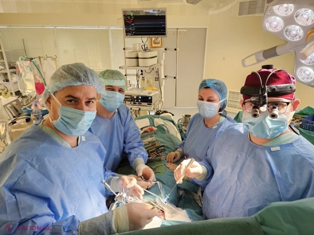 Premieră la Spitalul Clinic Republican „Timofei Moșneaga” pentru a salva o femeie de 42 de ani: Intervenție complexă pe cord, cu înlocuirea concomitentă a valvei mitrale și aortice, dar fără a „tăia” cutia toracică!