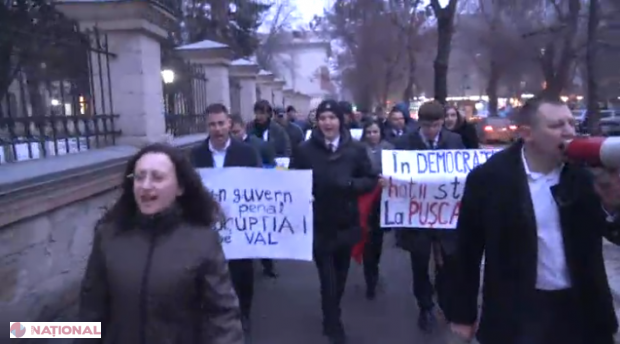 VIDEO // La Chișinău are loc un MARȘ în susținerea protestatarilor din România. Zeci de oameni scandează: „Jos MAFIA”