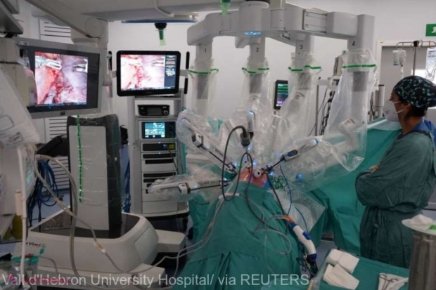 Un spital din Spania a realizat un transplant pulmonar cu ajutorul unui robot cu patru braţe