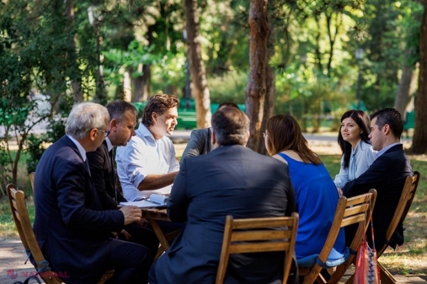 La masă, în parc: Vicepremierul Nicu Popescu, întrevedere cu un grup de parlamentari italieni