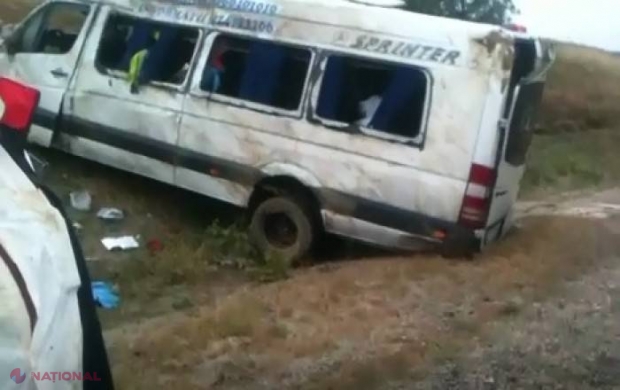 Doi moldoveni, internați în spitalul din Huși după ce un microbuz de rută s-a răsturnat