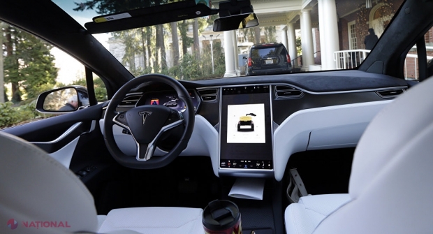 FOTO // Un șofer de TESLA a activat pilotul automat și a trecut pe scaunul pasagerului. Cum a reacționat mașina?
