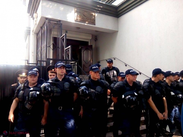 Foto // Protest la CSM. Cazul Domnicăi Manole este cercetat în ședință ÎNCHISĂ