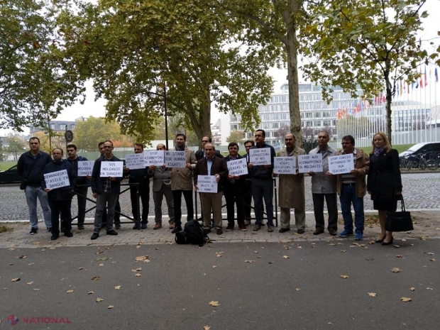 FOTO // Acțiune de PROTEST în fața clădirii Adunării Parlamentare a Consiliului Europei. Cei prezenți au cerut ELIBERAREA profesorilor de la „Orizont”