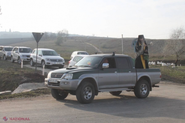 POZA ZILEI // Un preot sfințește un drum din remorca unui jeep  