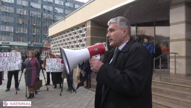 VIDEO // Câteva zeci de persoane cer, în fața BNM, publicarea raportului „Kroll-2”: „Miliardul înapoi”