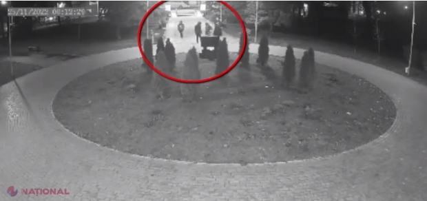 VIDEO // Momentul în care patru inși DEVASTEAZĂ, noaptea, Parcul „Alunelul” din Chișinău: Au fost identificați și riscă amenzi usturătoare sau chiar închisoare