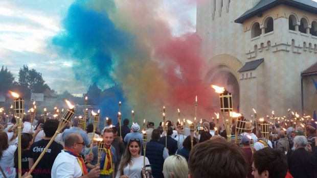 FOTO, VIDEO // Imaginile ZILEI vin de la Alba Iulia: Lumina și colorile TRCOLORULUI au dat startul MARȘULUI CENTENAR 