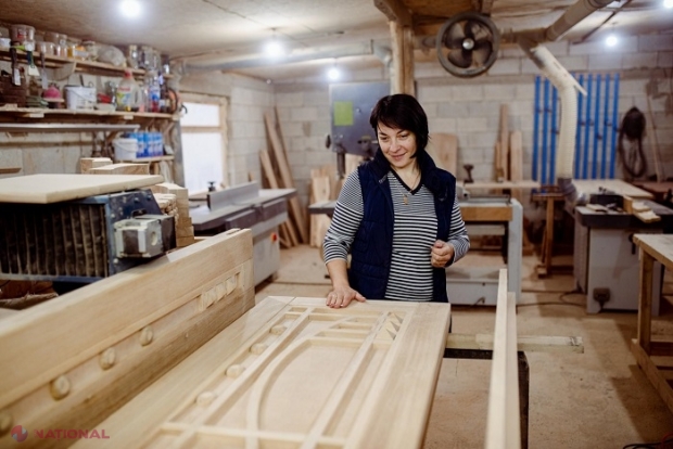 După 14 ani de muncă în străinătate, familia Nicoriuc s-a întors acasă și „își sculptează viitorul” din lemn, la Leordoaia