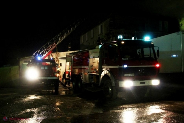 FOTO // INCENDIU într-un cămin la Buiucani: Cinci persoane, inclusiv doi copii, au ajuns la spital