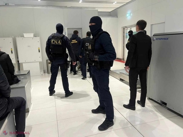 INTERCEPTĂRI // Corupție la Postul vamal de la aeroport: Bani de la pasageri pentru a trece peste graniță bunuri fără a plăti taxe la stat: Trei vameși reținuți, iar alții patru sunt secretați în stare de libertate