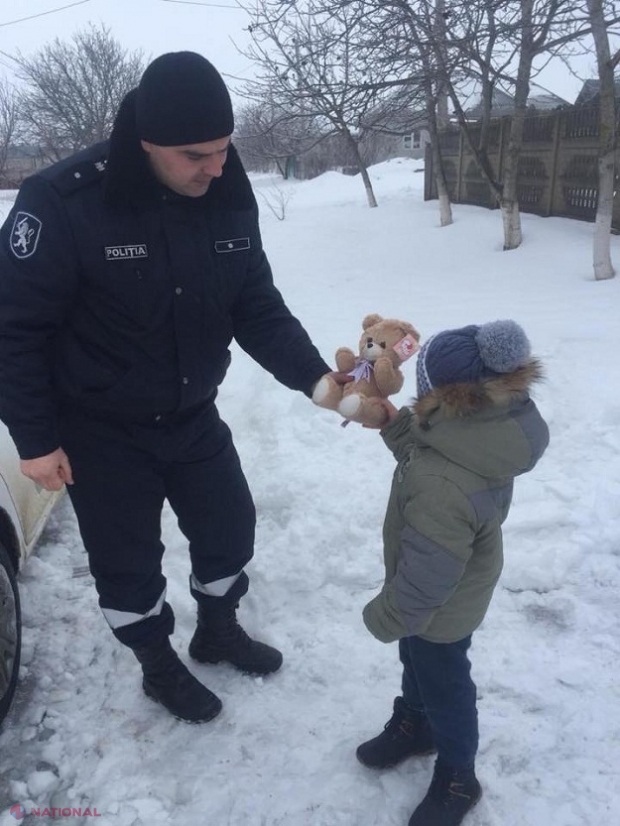 FOTO // GEST: Mai țineți minte băiețelul rămas singur după ce părinții și bunicii i-au decedat într-un accident rutier? A fost vizitat de inspectorii de patrulare