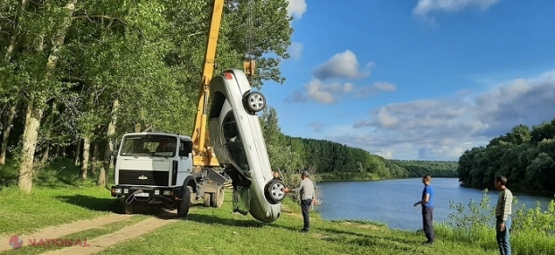 VIDEO // Momentul în care un „Opel” este scos de la o adâncime de opt metri din râul Nistru