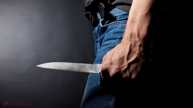 Chișinău: Un bărbat și-a ÎNJUNGHIAT iubita în abdomen și în piept, iar apoi a fugit de la fața locului. Femeia a fost salvată de un vecin, care a văzut întreaga scenă în timp ce pregătea cina la bucătărie