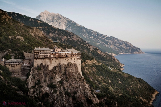 Zeci de CĂLUGĂRI de pe Muntele Athos au murit din cauza infectării cu COVID-19. Autoritățile au dispus efectuarea unei anchete