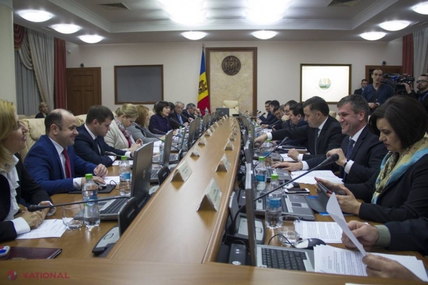 Funcționarii revocați din funcții, APĂRAȚI de Guvern. Inițiativa socialiștilor, RESPINSĂ