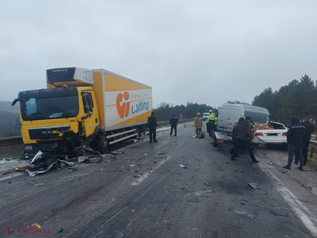 FOTO // Accident groaznic pe traseul Leușeni – Chișinău. Șoferul unui „Mercedes” a DECEDAT pe loc, după ce a ieșit pe contrasens și s-a izbit violent de un camion. În accident a fost implicat și un microbuz
