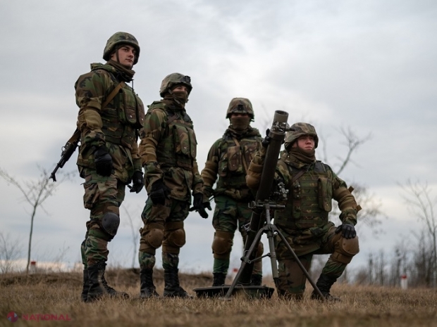 FOTO // Un grup de militari din R. Moldova, instruiți în România: Executare a tragerilor de luptă la nivel companie