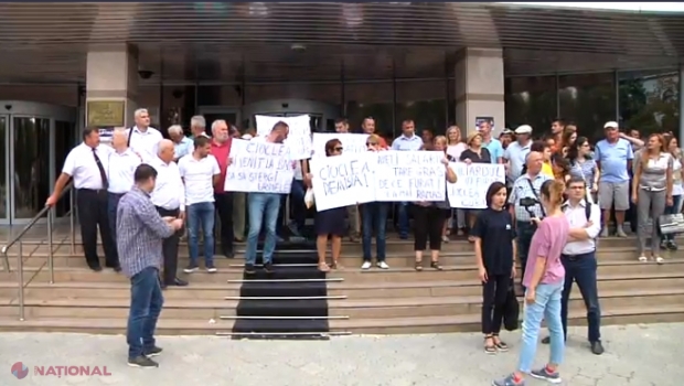 Protest al opoziției la BNM: Se cere demisia guvernatorului Sergiu Cioclea