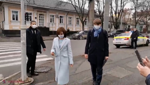 FOTO, VIDEO // Președintele Maia Sandu a venit pe jos la Palatul Republicii și a așteptat răbdătoare la SEMAFOR să treacă drumul