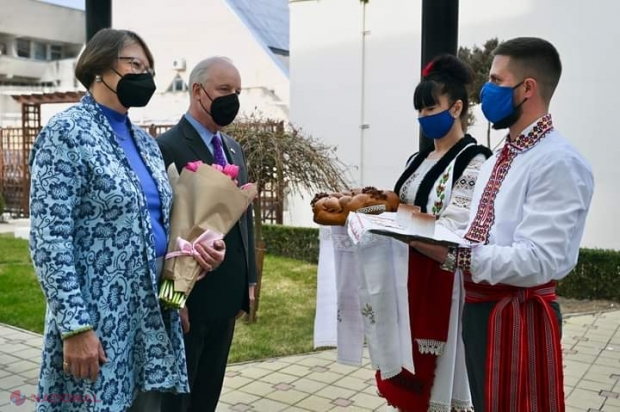 FOTO // Noul AMBASADOR al SUA a sosit în R. Moldova. Kent D. Logsdon, întâmpinat cu pâine, sare şi cu un pahar de vin moldovenesc