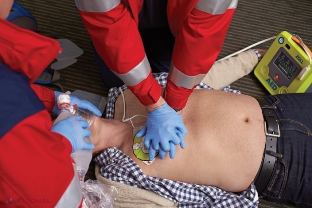 Un bărbat din Chișinău, ELECTROCUTAT în timp ce strângea nuci: Aruncat la pământ de la o înălțime de 2,5 metri