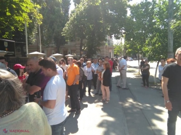 VIDEO // Cozi la mai multe secții de VOTARE din R. Moldova. Oamenii sunt nevoiți să aștepte și circa două ore pentru a vota la EUROPARLAMENTARE ​