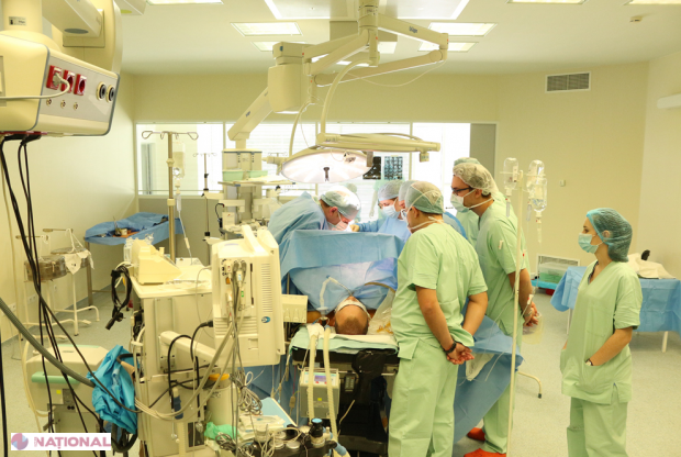 Al 40-lea TRANSPLANT de ficat, realizat în R. Moldova, asistat de medici din România: Un bărbat i-a donat fratelui său mai mic o parte din acest organ și i-a SALVAT viața