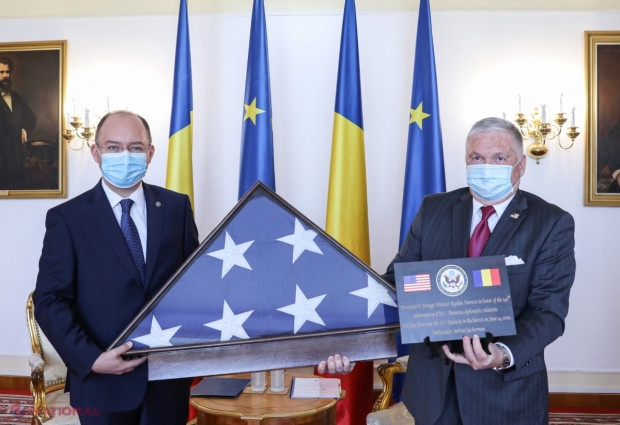 Gest de înaltă valoare simbolică: Ambsadorul Adrian Zuckerman i-a oferit ministrului de Externe drapelul SUA arborat la Ambasada din București