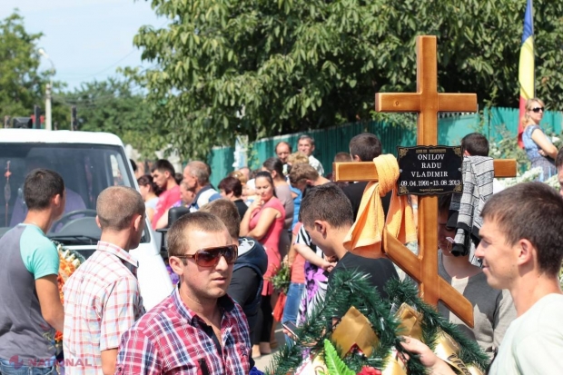 REPORTAJ FOTO // Imagini CUTREMURĂTOARE de la înmormântarea tinerilor din Floreni