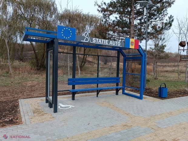 FOTO // Stații moderne de așteptare a transportului public, construite în mai multe raioane din R. Moldova