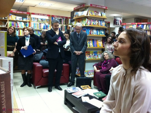 FOTO // Noaptea cărților: reduceri și spectacol