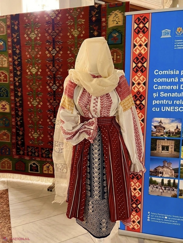 MĂRȚIȘOR // Expoziție în Parlamentul României: Costume naționale și cămăși cu altiță din patrimoniul Muzeului Național de Etnografie și Istorie Naturală din Chișinău