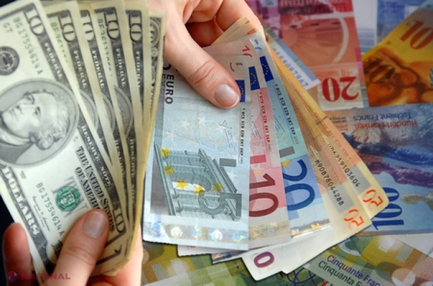 DISPARE valuta de pe piață? Moldovenii scapă de ruble și pun dolarii la ciorap 