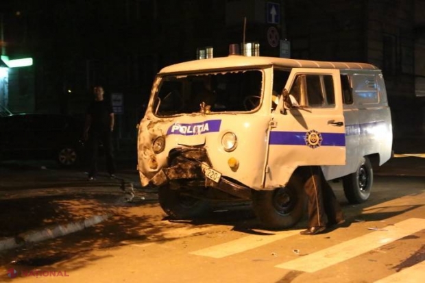 FOTO // Un taxi a lovit o mașină a poliției