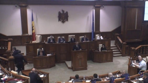 FOTO // „RĂZVRĂTIȚII” din Blocul „ACUM”. Trei deputați au PĂRĂSIT sala Parlamentului când președintele Dodon și-a început discursul