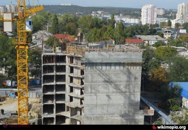 Un tânăr de 36 ani a căzut de pe schelele unui șantier de construcție