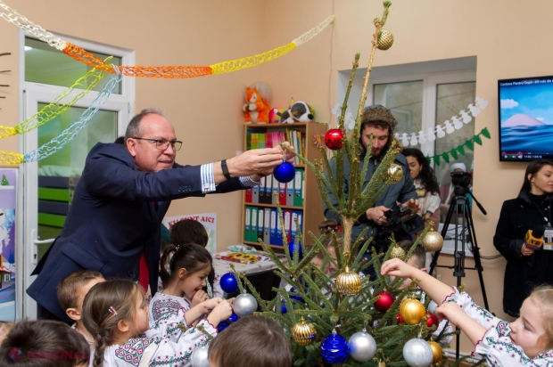 FOTO // Micuții din Dubăsarii Vechi au împodobit Pomul de Crăciun, ajutați de Ambasadorul Daniel Ioniță, într-o grădiniță renovată cu bani din România: „Dorim să vă aducem mai aproape de Europa”