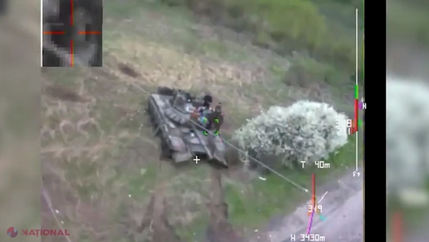 VIDEO // Momentul în care o dronă Switchblade distruge un tanc pe care stăteau cocoțați mai mulți soldați ruși ce beau alcool