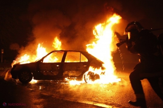 O mașină a EXPLODAT, noaptea trecută, pe str. Alba Iulia: Șoferul a ARS de viu în interiorul automobilului