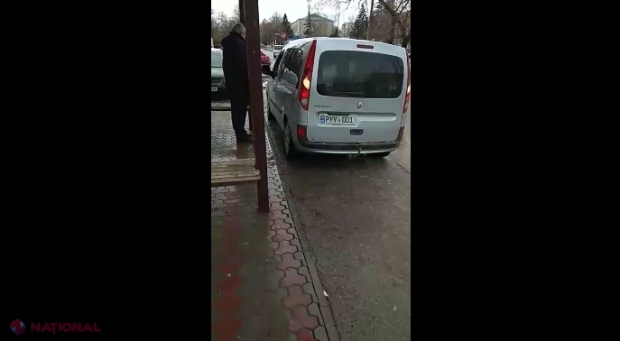 VIDEO // Parchez unde vreau și cum vreau. Liderul PPDA de la Strășeni și-a parcat mașina pe trotuar