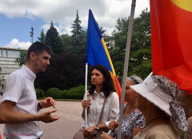 VIDEO // Unioniștii au protestat la Judecătoria Chișinău, cerând magistraților să nu tergiverseze dosarul care vizează interdicția aplicată lui George Simion: „Examinare, nu amânare!”