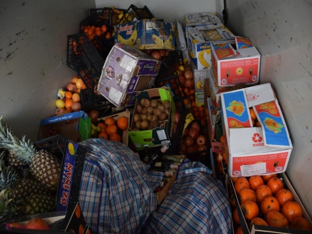 VIDEO // Aproape două tone de FRUCTE de import, ridicate de la piața din centrul Chișinăului în preajma Paștelui