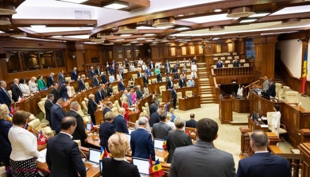 FOTO // Victimele primului val al deportărilor staliniste din Basarabia, COMEMORATE în Parlament. Opoziția prorusă, de acord cu mesajul adresat de Grosu? „Să nu uităm acele vremuri, mai ales când Kremlinul încearcă să recroiască din nou frontierele”