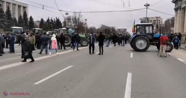 FOTO // Fermierii au BLOCAT pentru jumătate de oră bulevardul Ștefan cel Mare din centrul Chișinăului, nemulțumiți că autoritățile NU le îndeplinesc revendicările