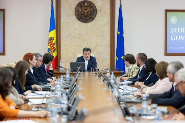 Premierul promite creșteri SALARIALE IMPORTANTE, pentru a atrage „talente” în administrația publică centrală. „Șefii de direcție din ministere au salarii mai mici decât CHELNERII…”. După aceste majorări, Recean va cere REZULTATE concrete