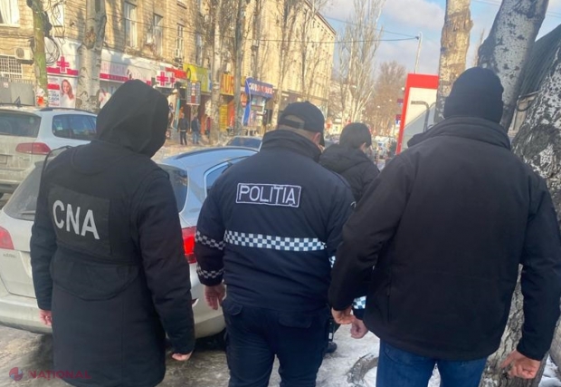 VIDEO // Un polițist ar fi primit de la un șofer 1 500 de lei, iar peste puțin timp a fost REȚINUT în plină stradă cu banii în buzunar