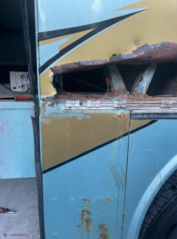 FOTO // CAPTURĂ la frontieră: 180 kg de tutun de narghilea, găsite ascunse într-un autocar ce pleca spre Italia