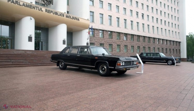 Mașini de EPOCĂ, aliniate în fața Parlamentului: Copiii, invitați să se plimbe cu automobilele care i-a transportat cândva pe ex-președinții Snegur sau Lucinschi